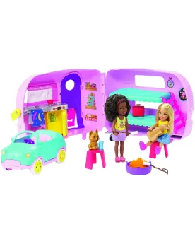 BARBIE CHELSEA ET SA CARAVANE S'ouvre avec, d'un côté une cuisine a...